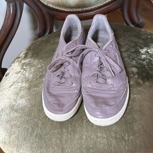 Light purple size 8 Reebok sneakers.